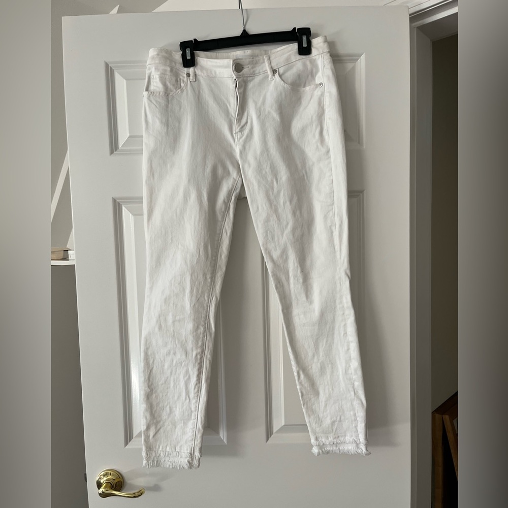 LOFT curvy skinny white jean with high waist and frayed hem at ankle.